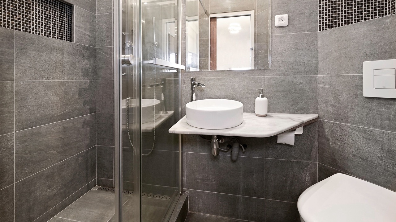 Photo of Bathroom in Poincare - Foch - Anatole France - Croix de Bourgogne