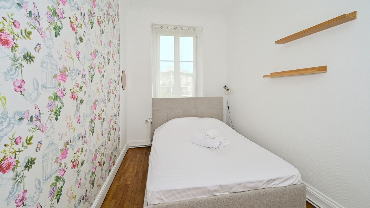 Photo of Bedroom in Poincare - Foch - Anatole France - Croix de Bourgogne