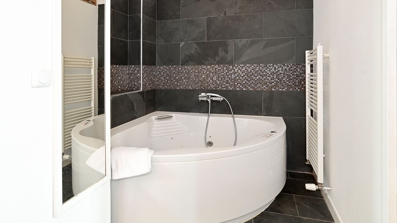 Photo of Bathroom in Poincare - Foch - Anatole France - Croix de Bourgogne