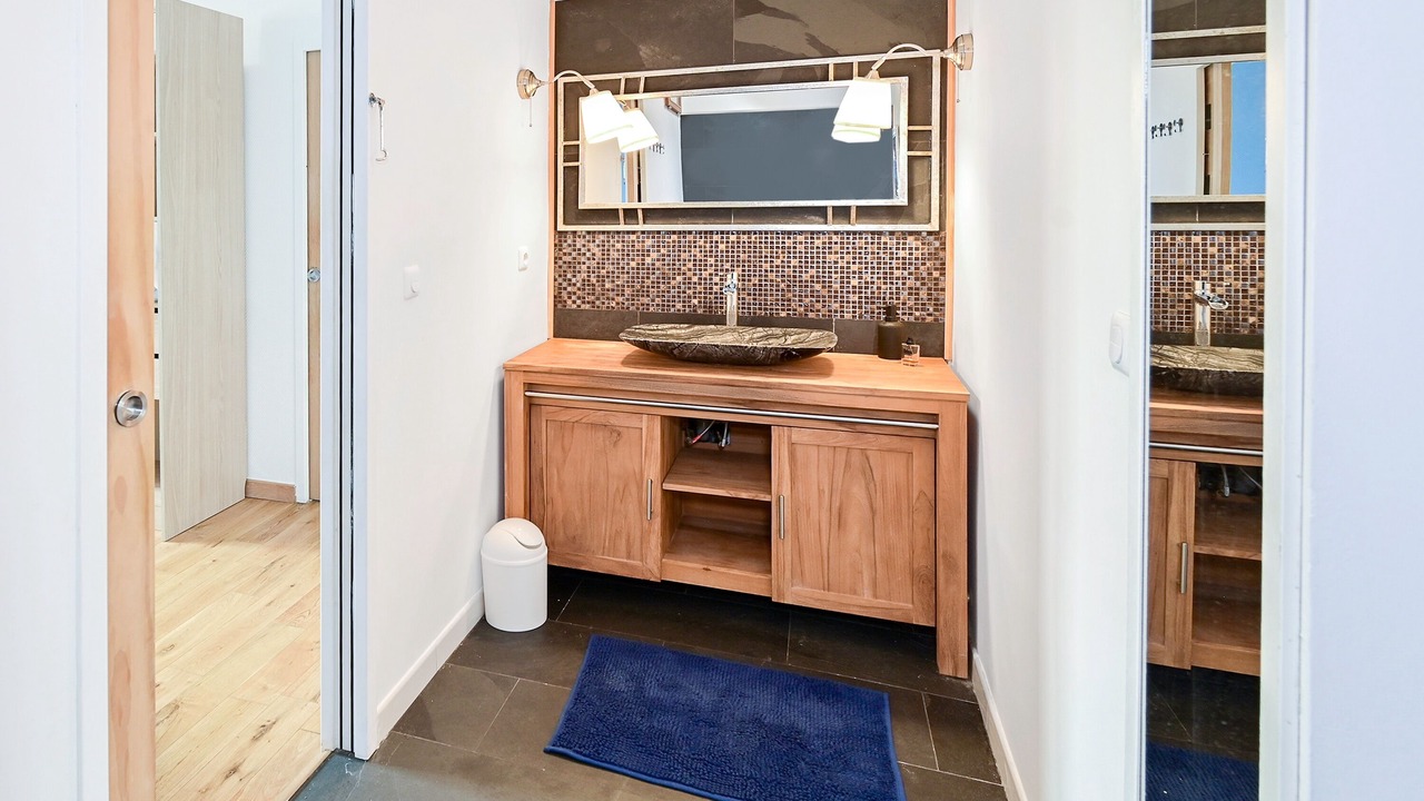 Photo of Bathroom in Poincare - Foch - Anatole France - Croix de Bourgogne