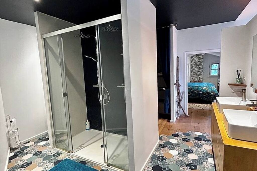 Photo of Bathroom in Saint-Martin-de-Londres