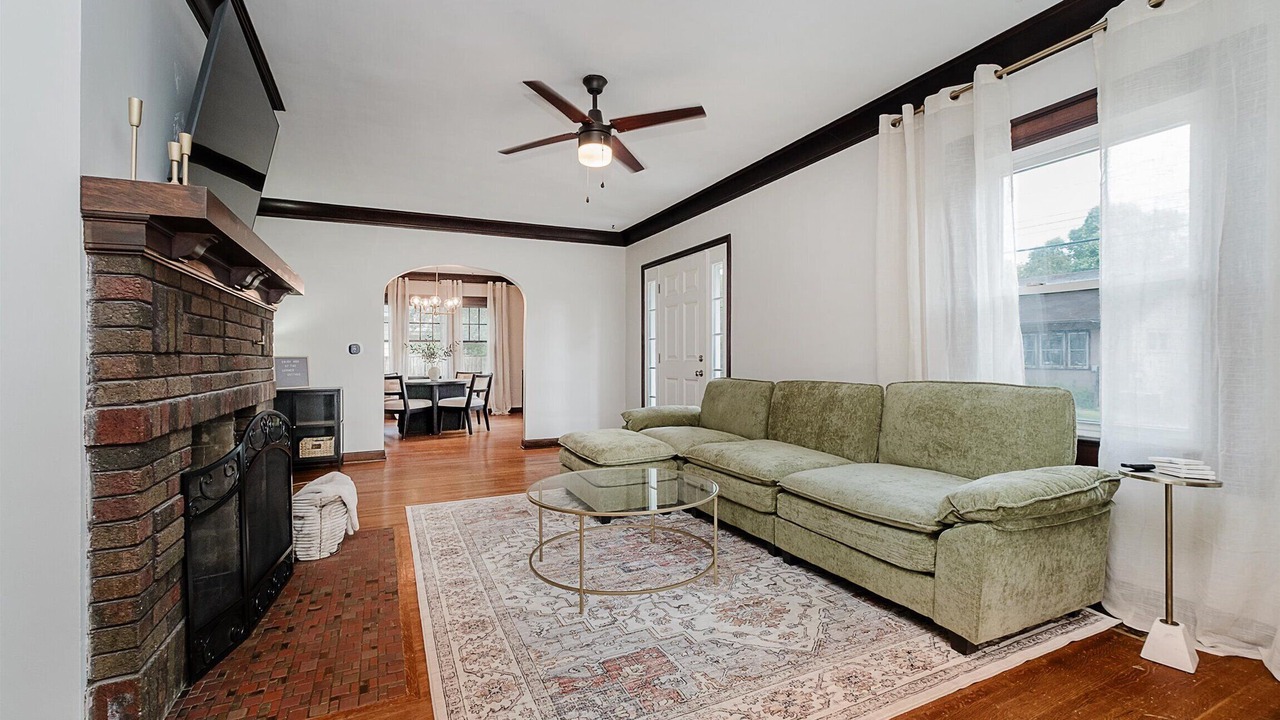 Photo of Livingroom in Meridian-Kessler