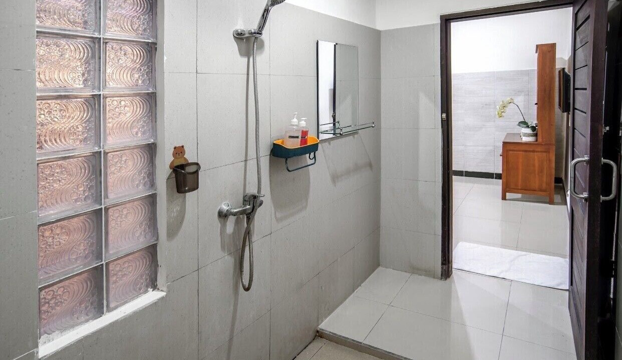 Photo of Bathroom in Kartika Plaza