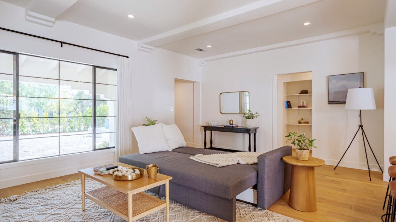 Photo of Livingroom in Valley Glen