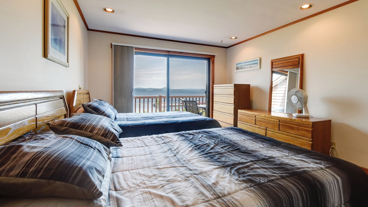 Photo of Bedroom in Newport Center