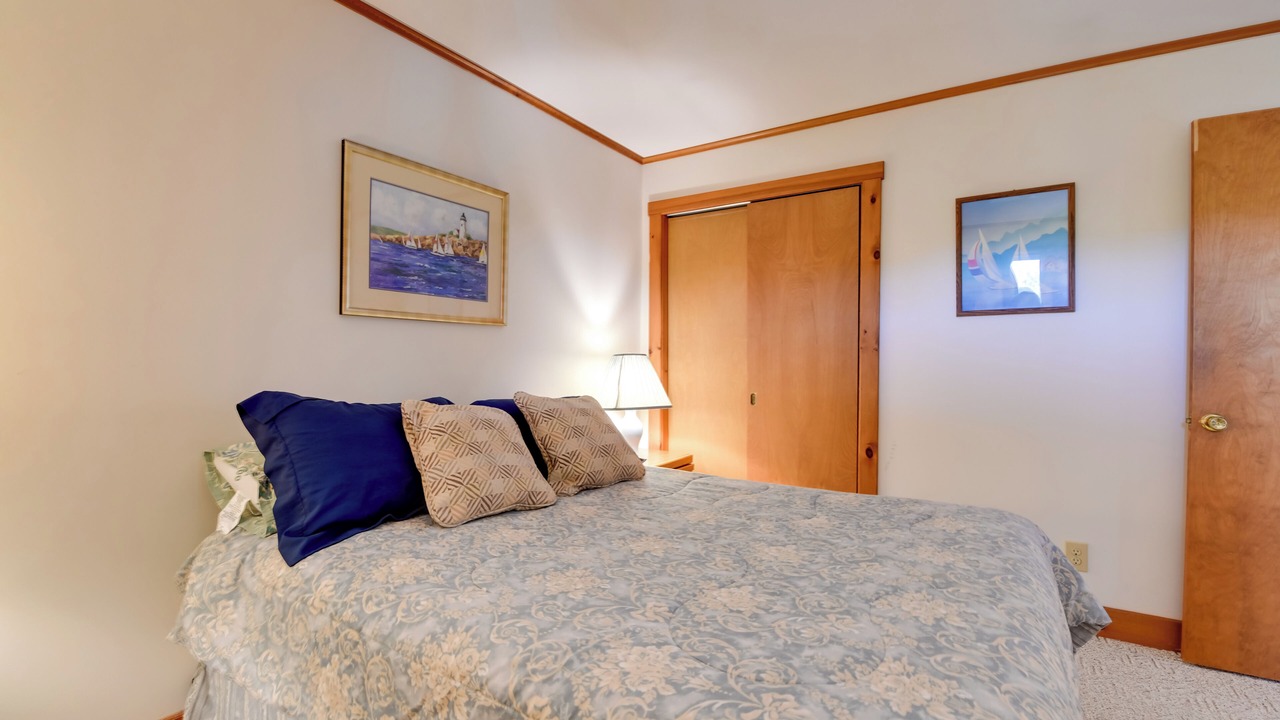 Photo of Bedroom in Newport Center