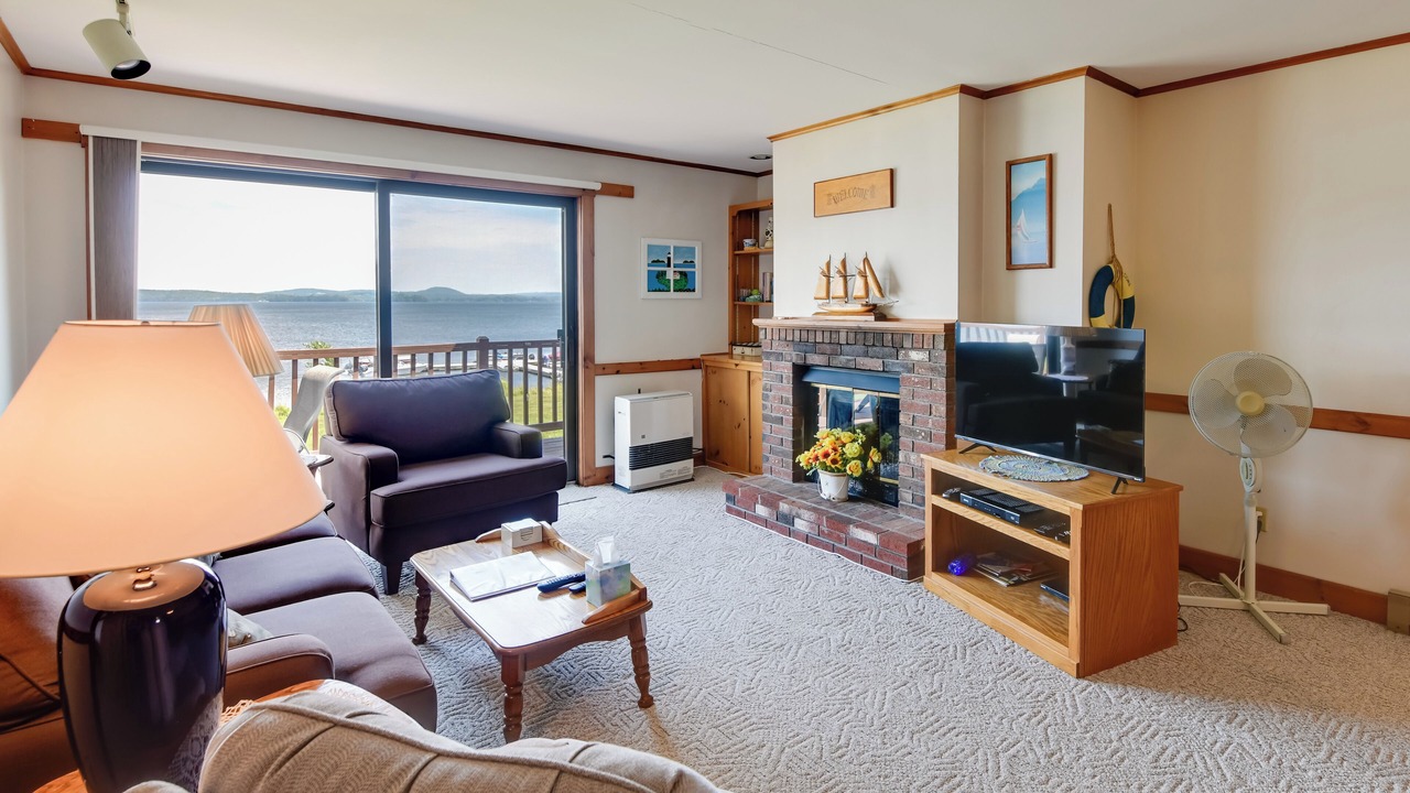 Photo of Livingroom in Newport Center