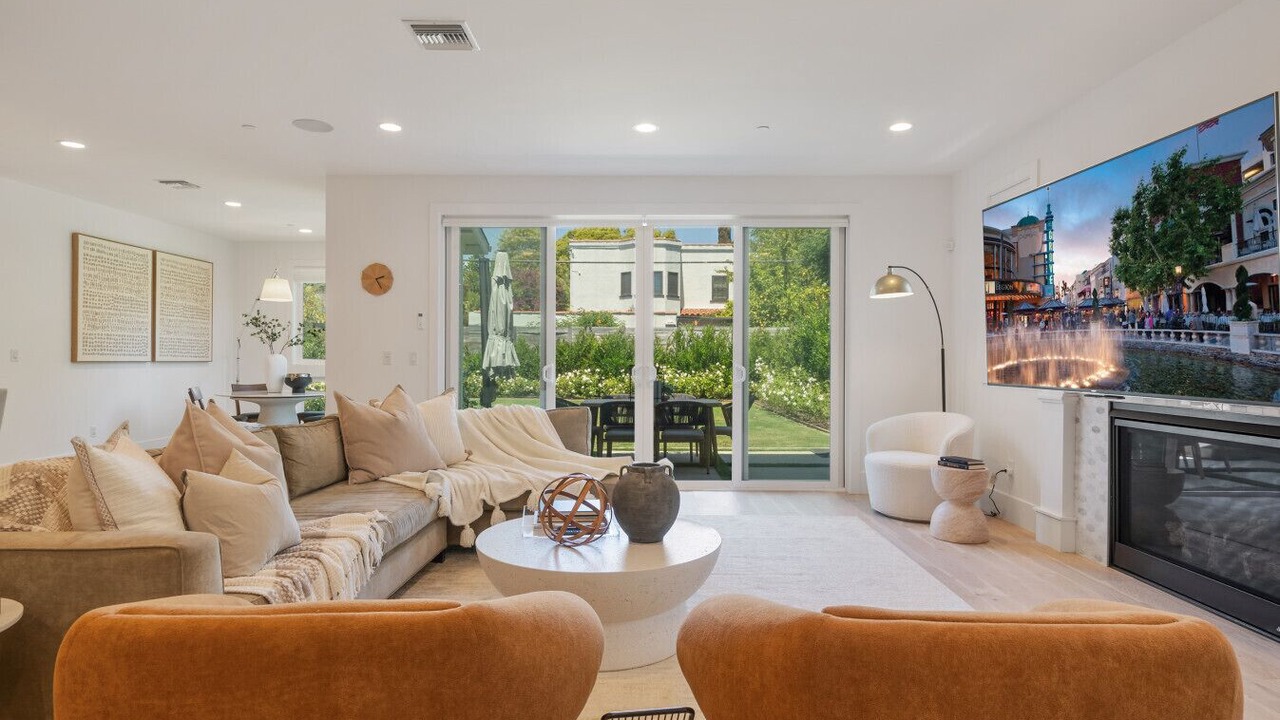 Photo of Livingroom in West Los Angeles