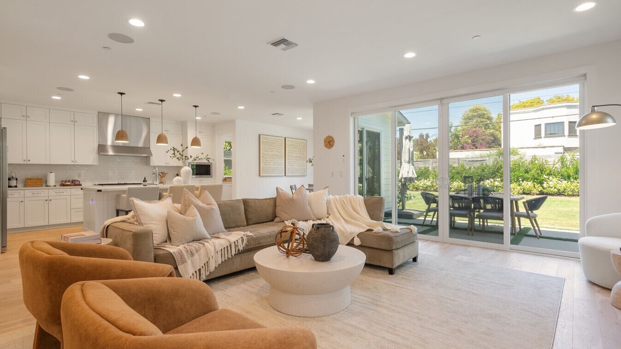 Photo of Livingroom in West Los Angeles
