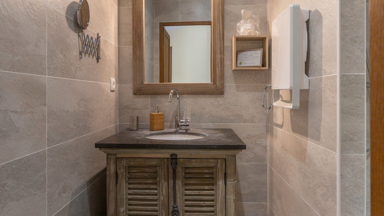 Photo of Bathroom in Saint Alban Auriolles