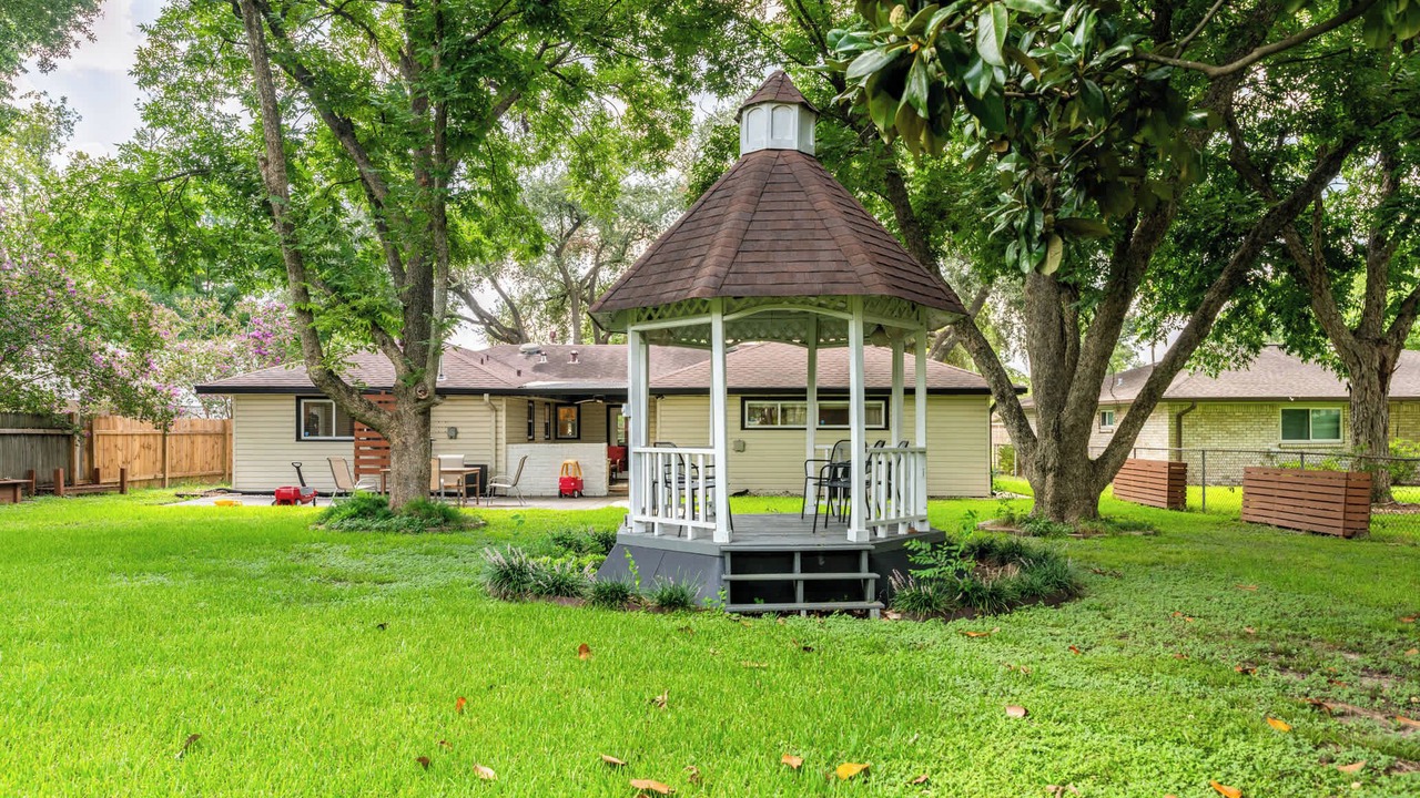 Photo of Patio Balcony in Garden Oaks