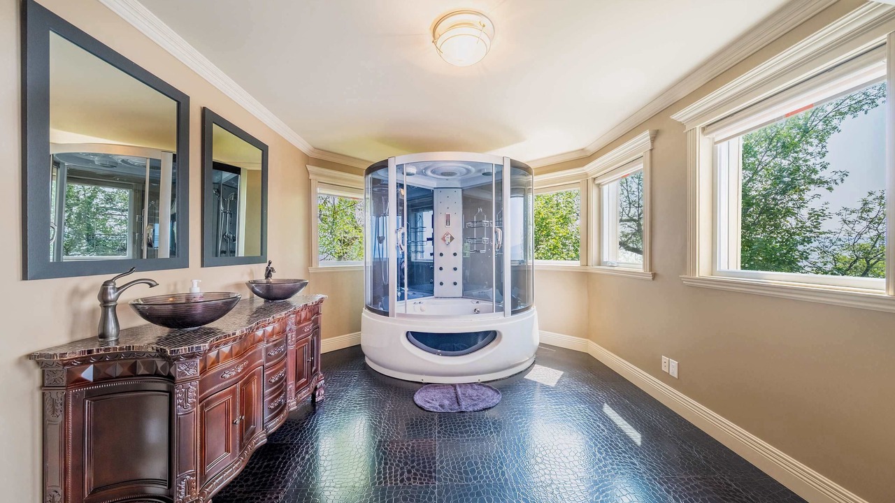 Photo of Bathroom in Saint-Augustin-de-Desmaures