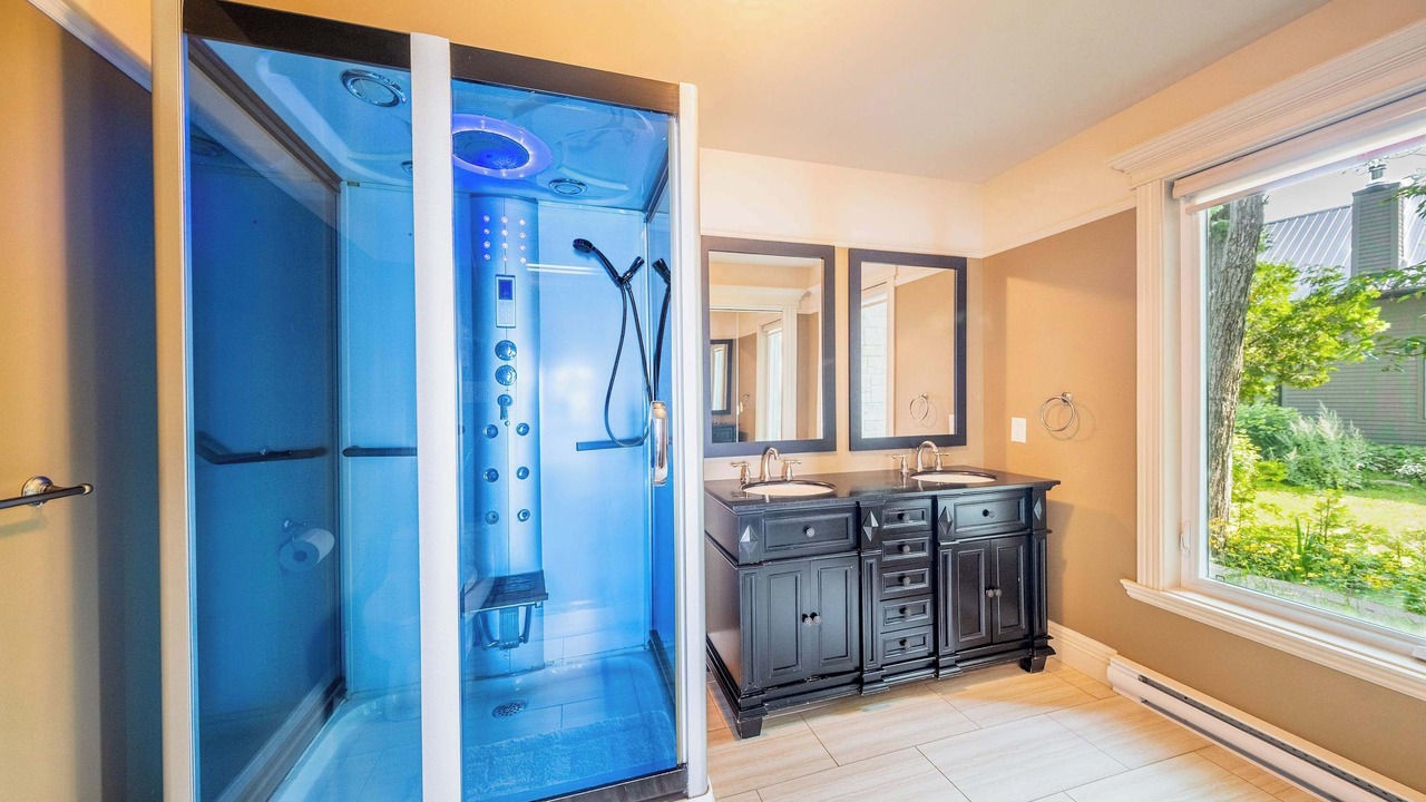 Photo of Bathroom in Saint-Augustin-de-Desmaures