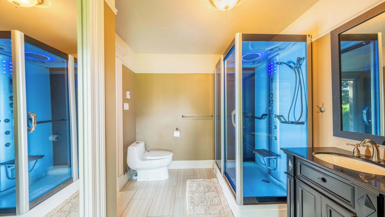 Photo of Bathroom in Saint-Augustin-de-Desmaures