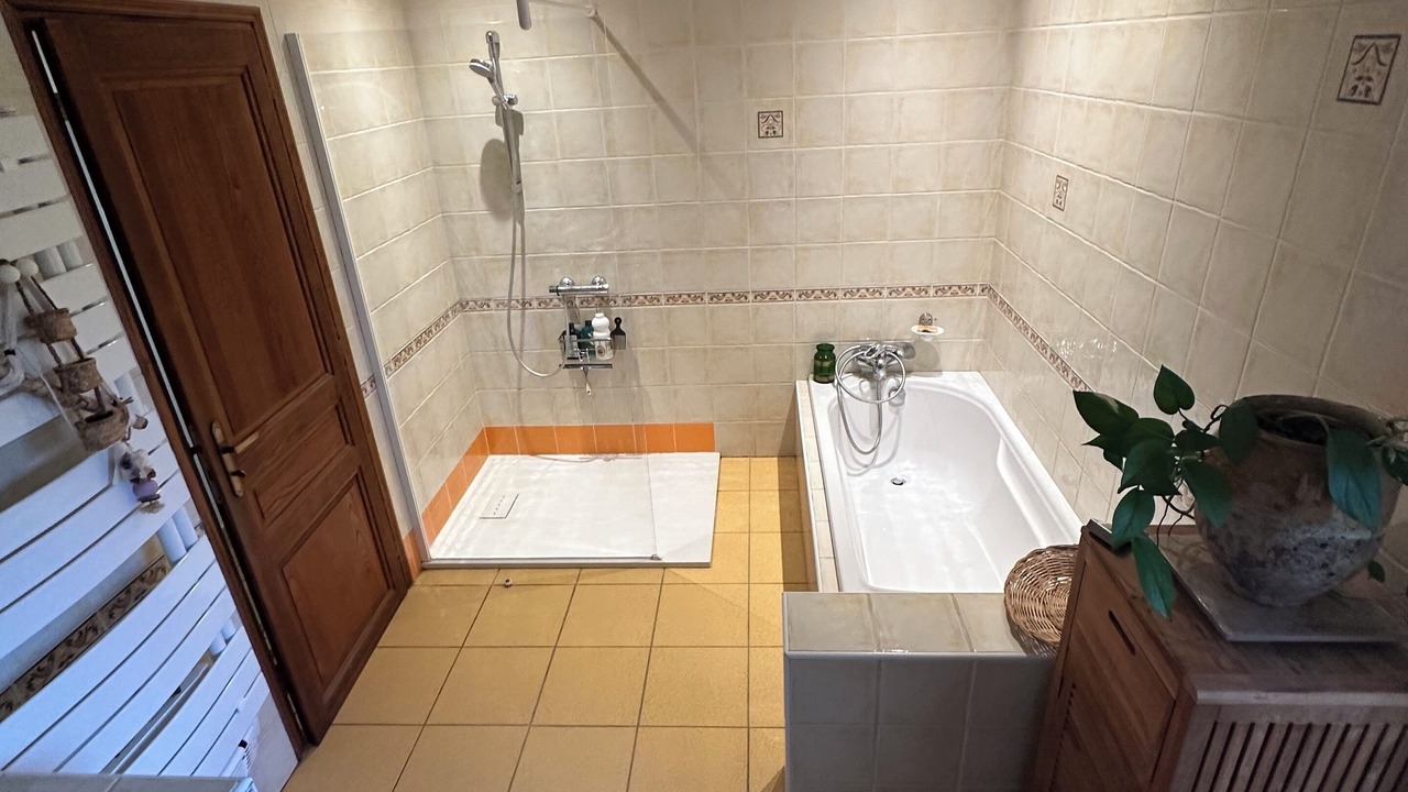 Photo of Bathroom in Ganties