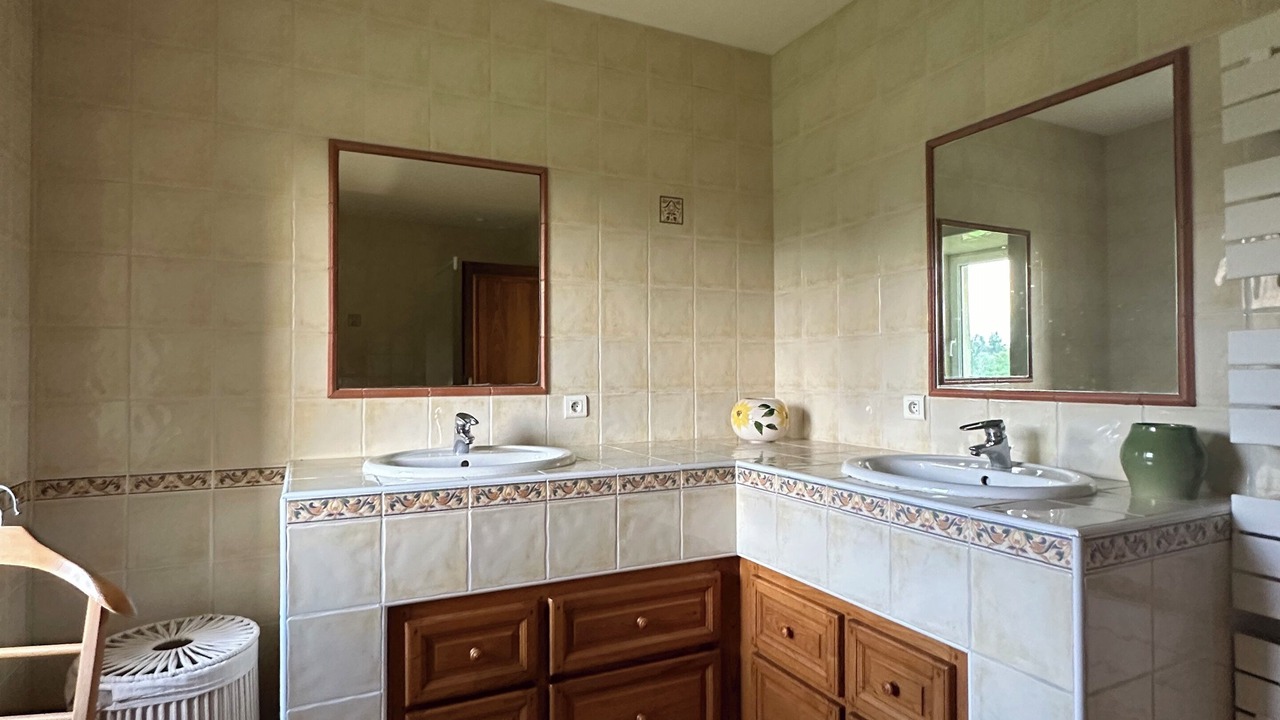Photo of Bathroom in Ganties