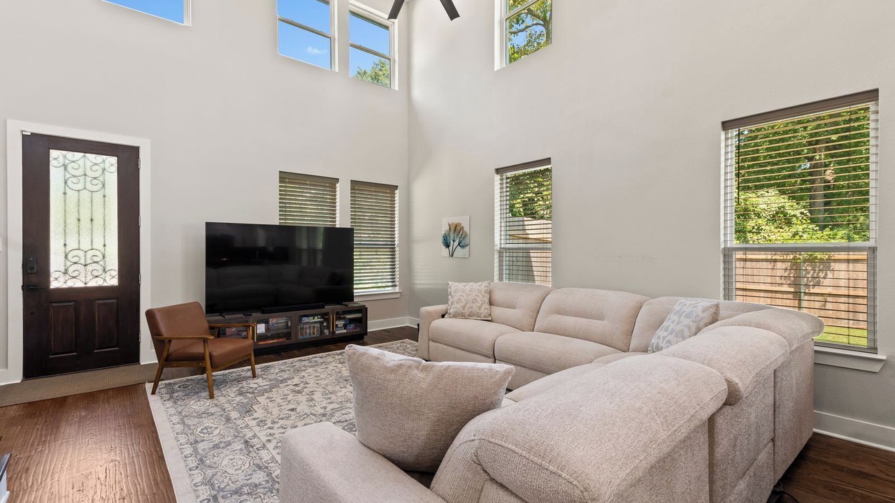 Photo of Livingroom in Cedar Creek Reservoir