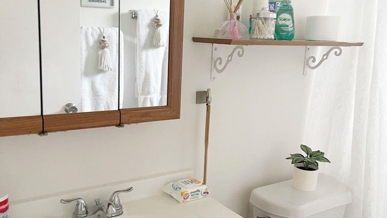 Photo of Bathroom in Lake Worth Corridor