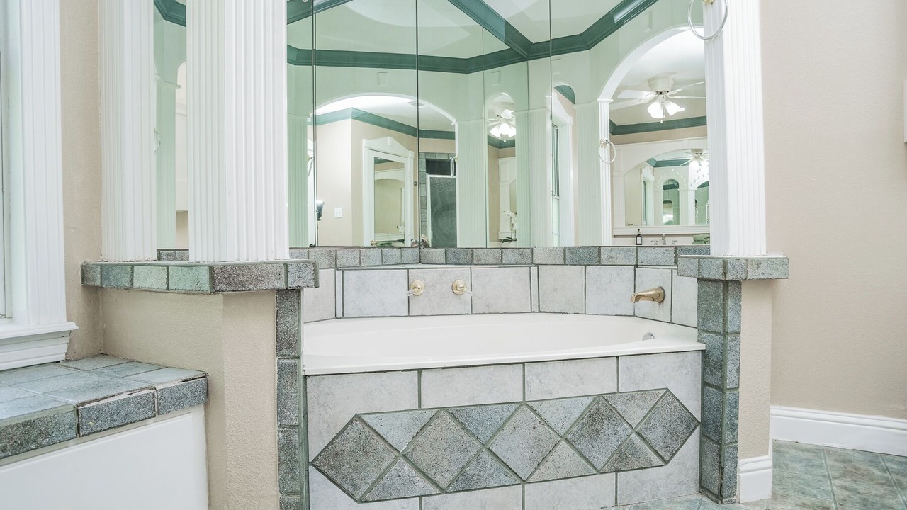 Photo of Bathroom in Luling