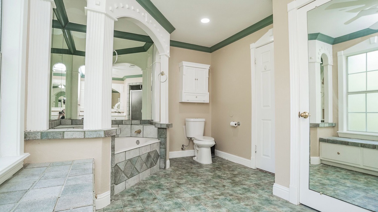 Photo of Bathroom in Luling