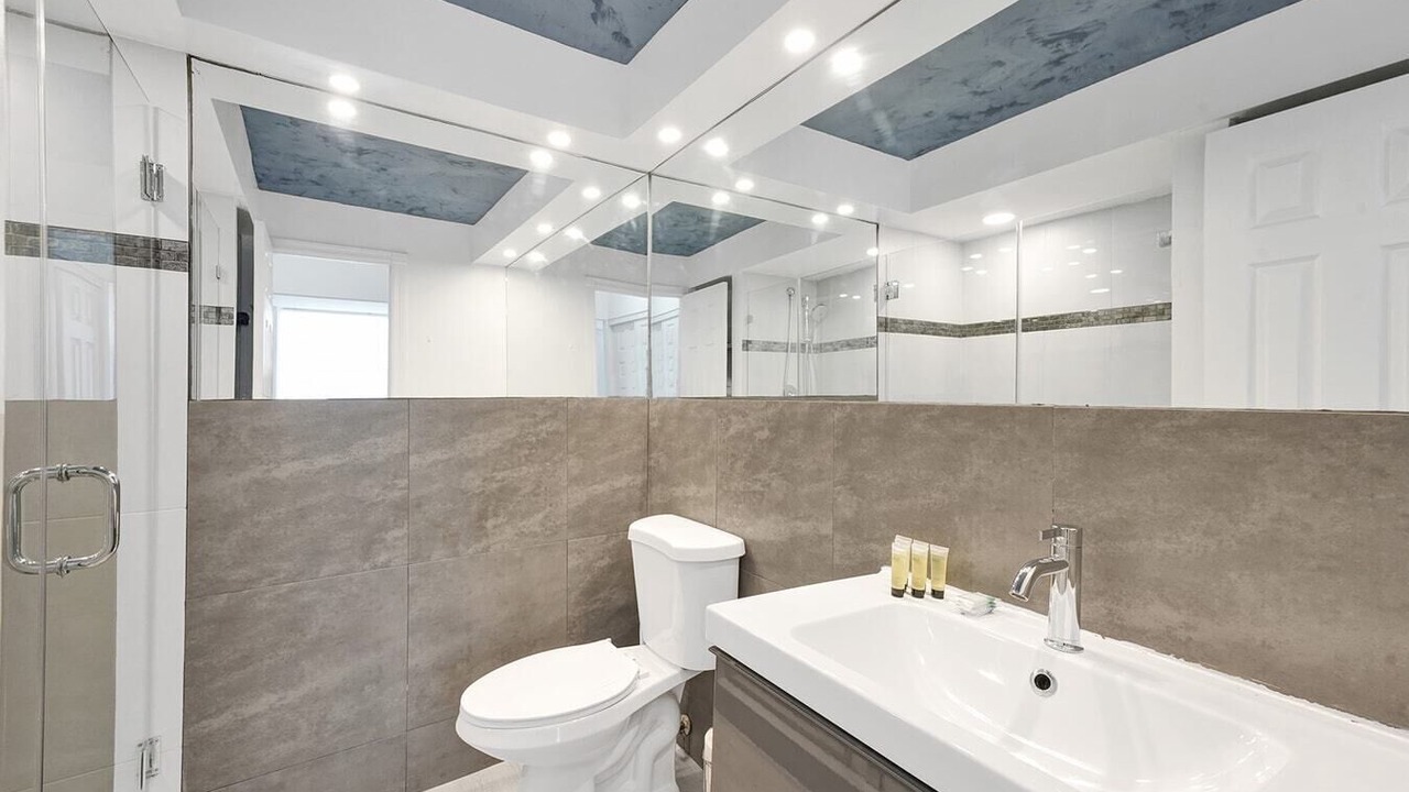Photo of Bathroom in Flamingo/Lummus
