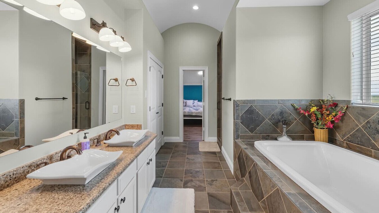 Photo of Bathroom in Anahuac