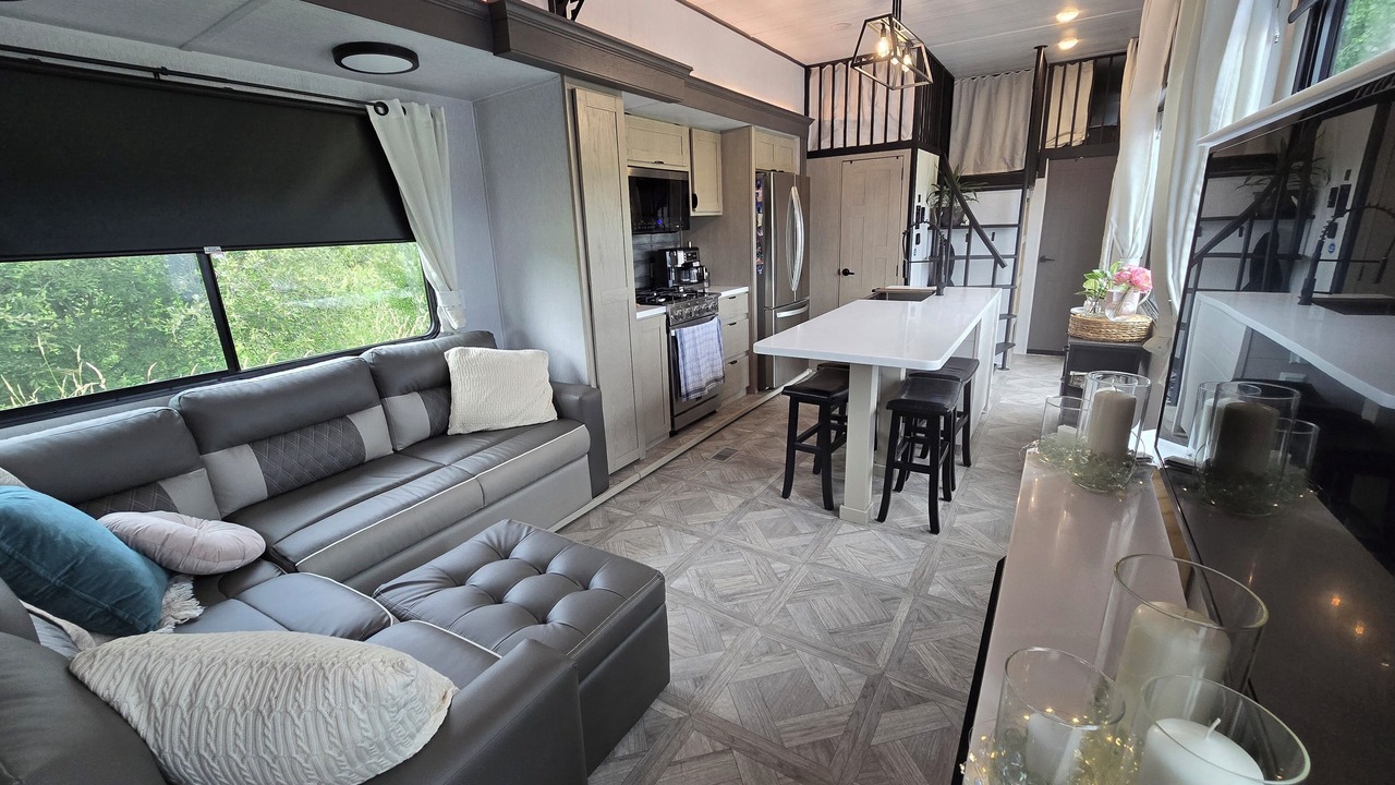 Photo of Livingroom in Russell