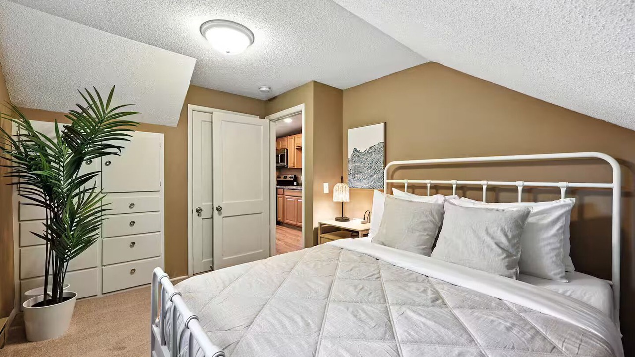 Photo of Bedroom in Maple Lake