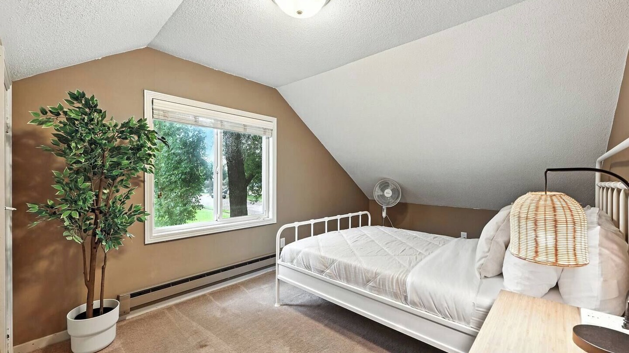 Photo of Bedroom in Maple Lake