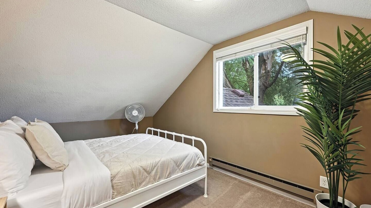 Photo of Bedroom in Maple Lake
