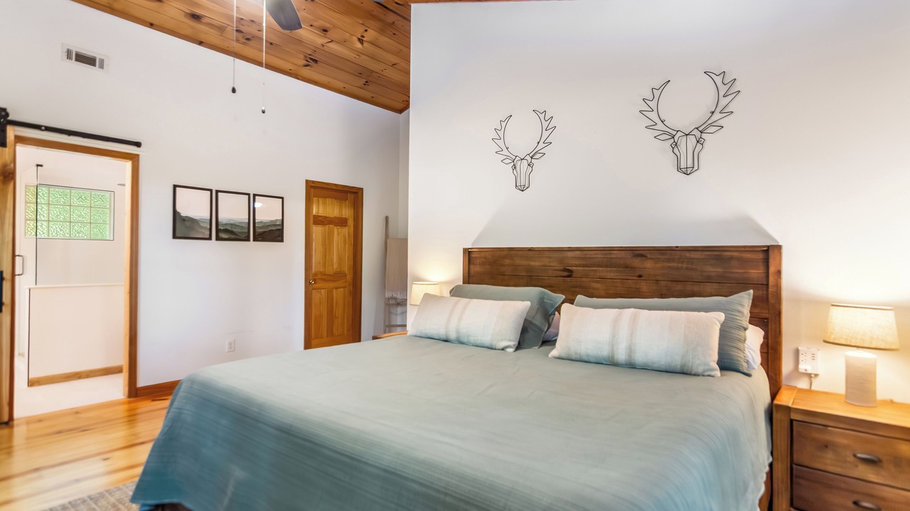 Photo of Bedroom in Walnut Mountain