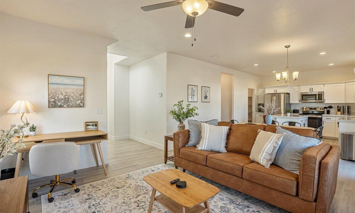 Photo of Livingroom in Eagle Mountain