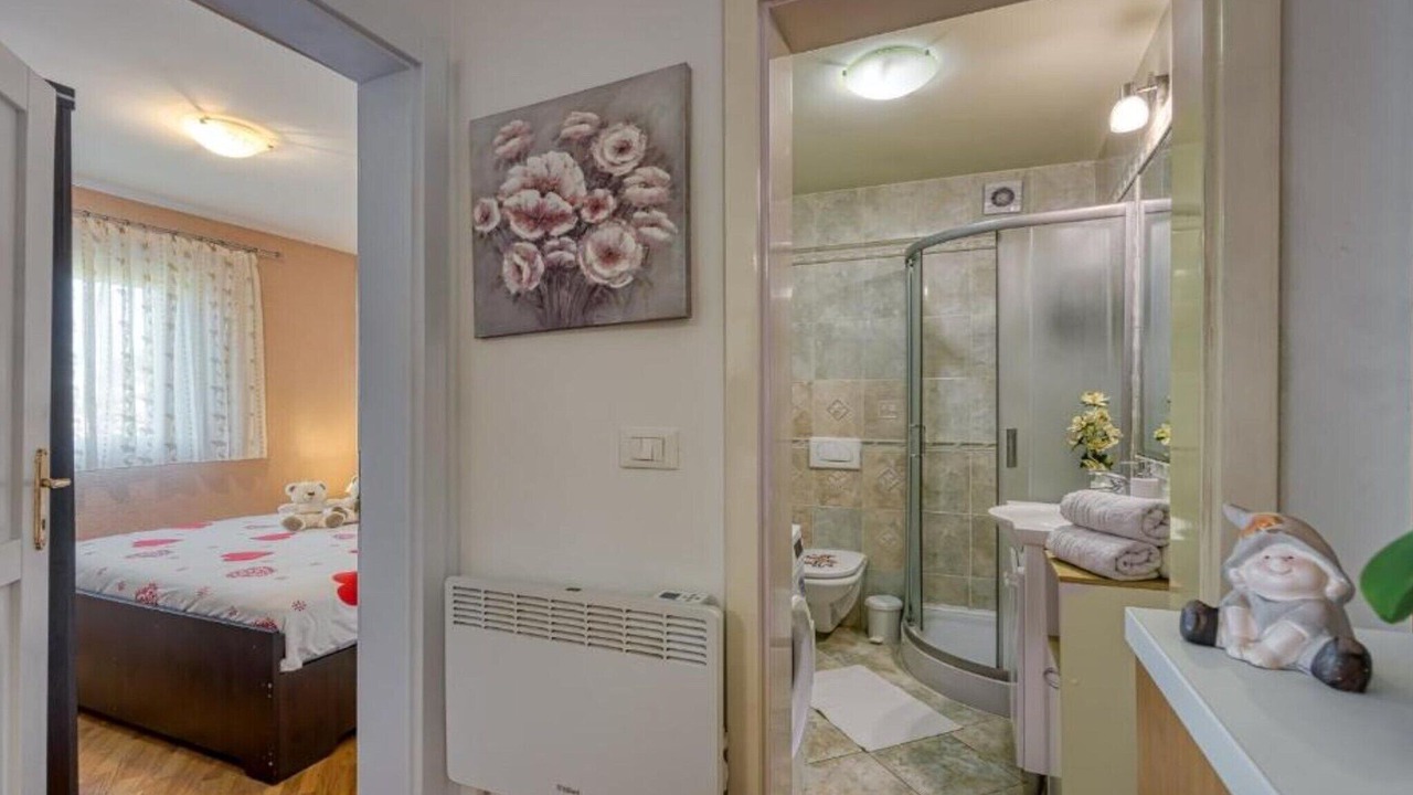 Photo of Bathroom in Tar