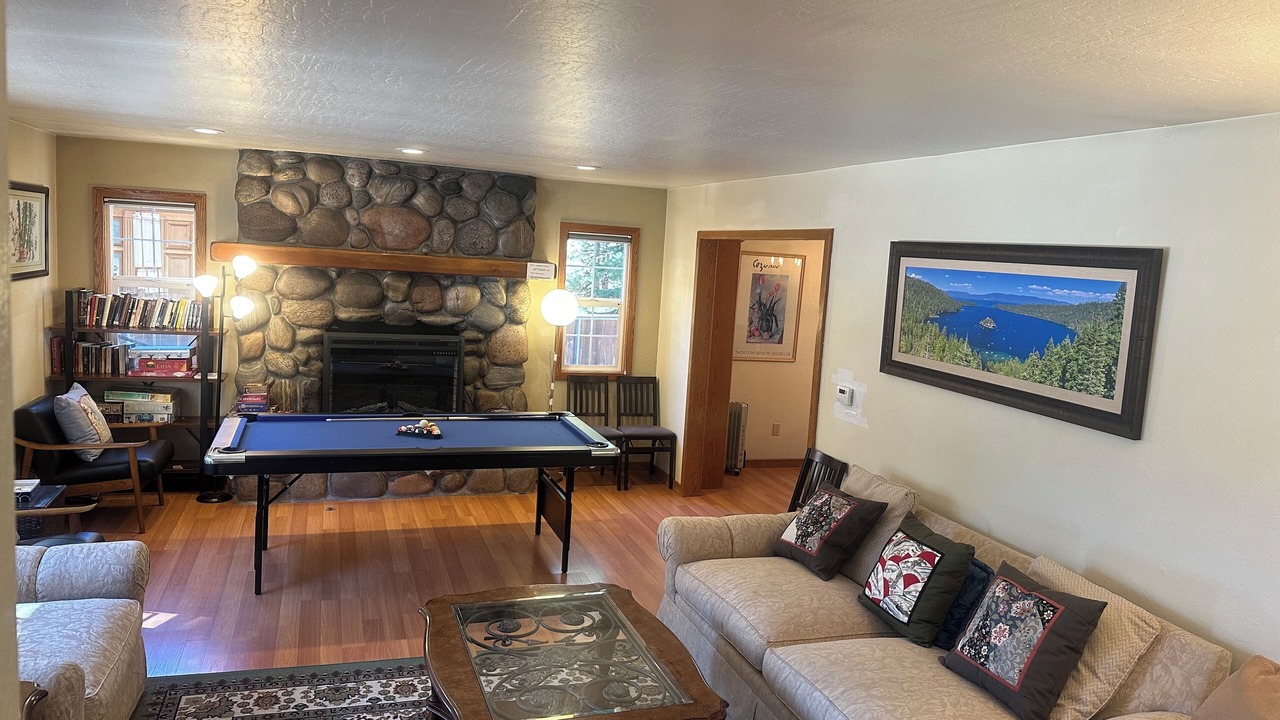 Photo of Livingroom in Round Hill Village