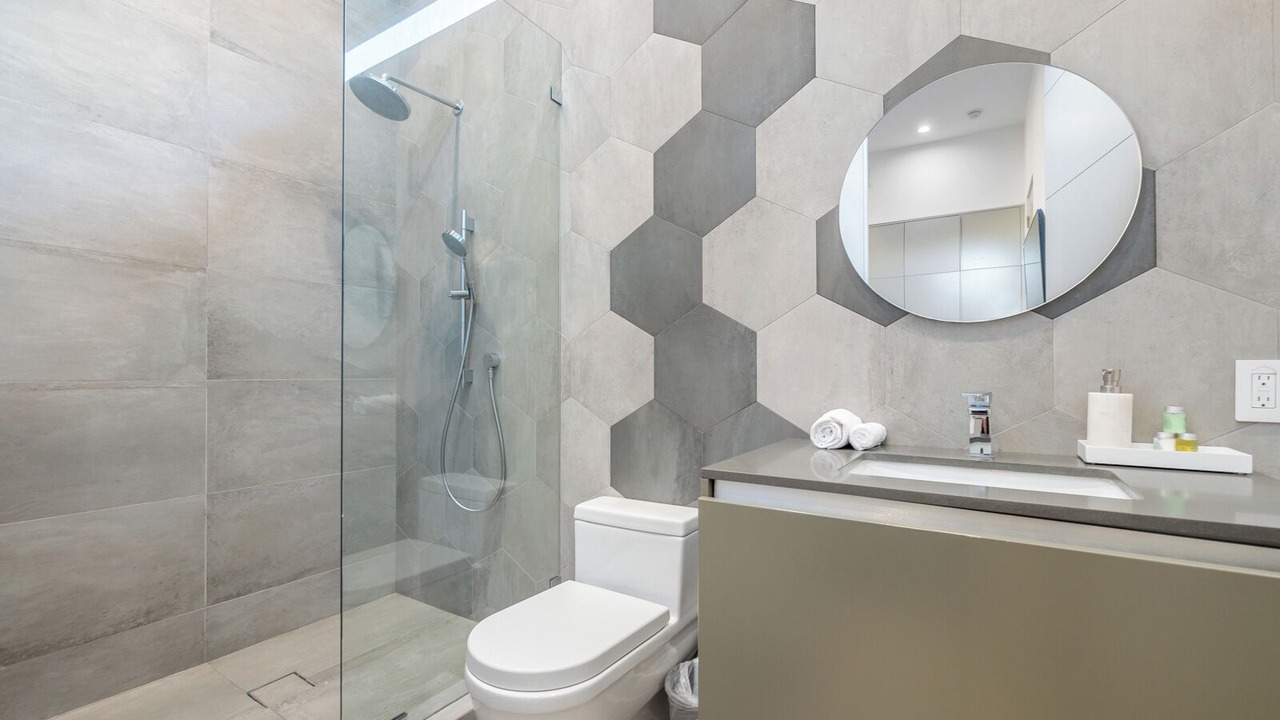 Photo of Bathroom in Greater Wilshire - Hancock Park