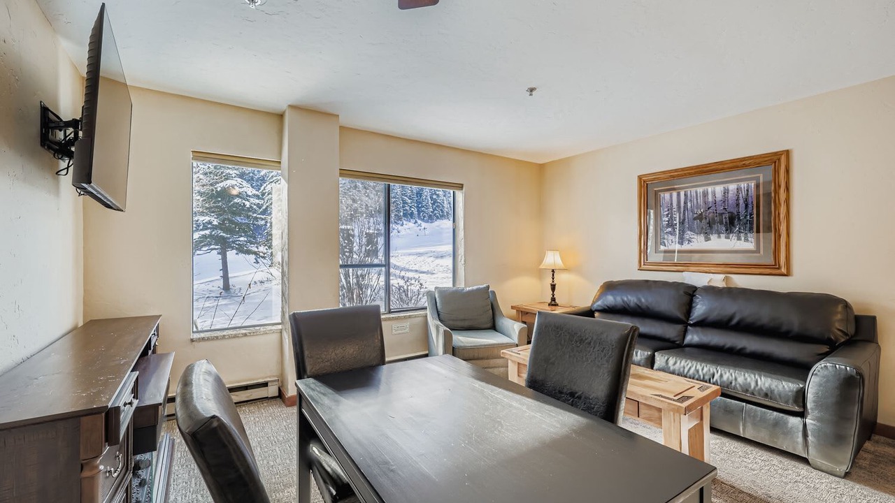 Photo of Livingroom in Peak 9