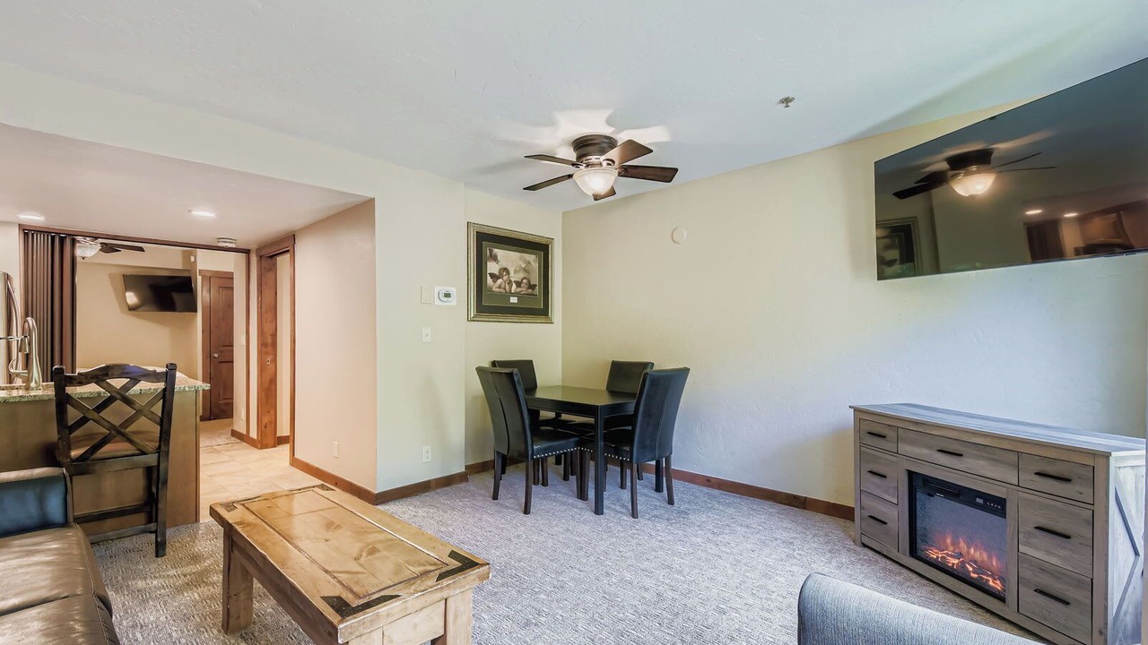 Photo of Livingroom in Peak 9