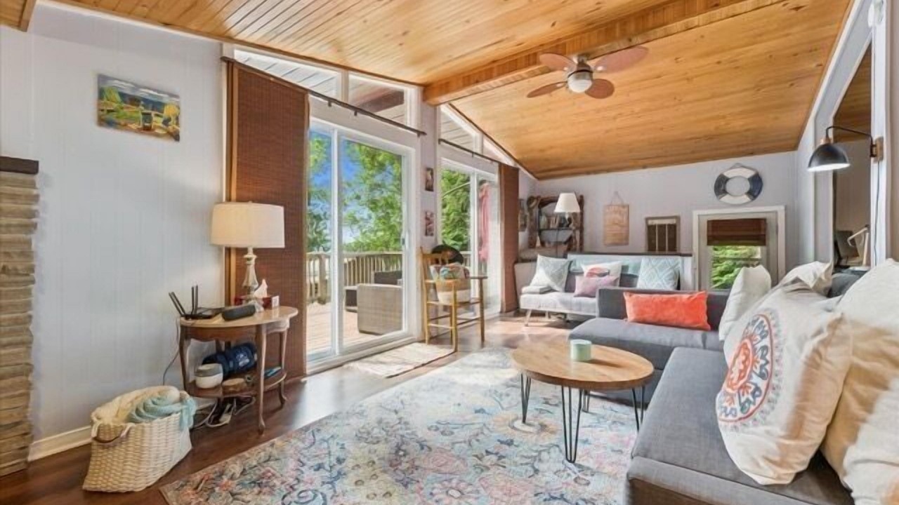 Photo of Livingroom in Colpoys Bay