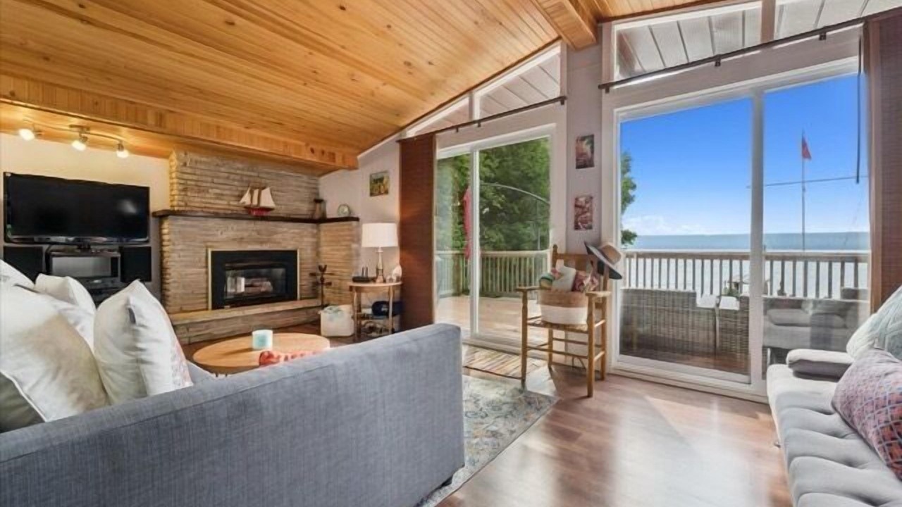 Photo of Livingroom in Colpoys Bay
