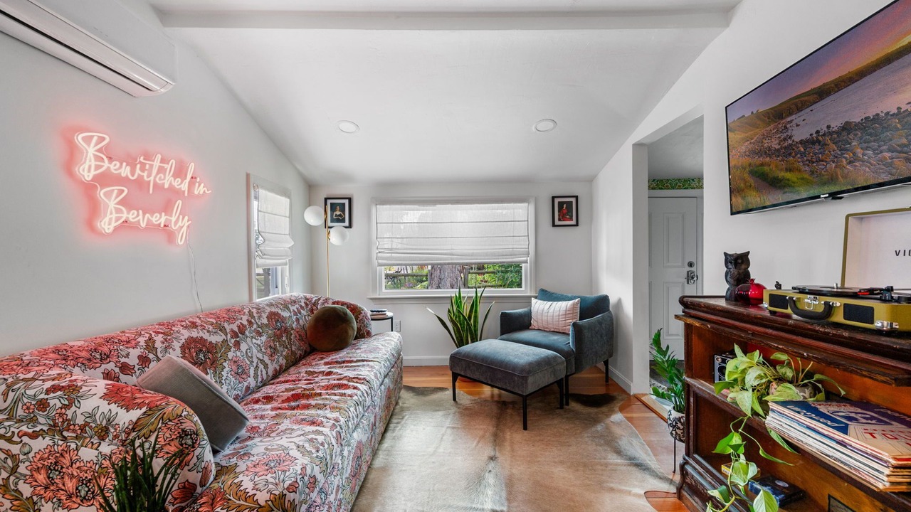 Photo of Livingroom in Beverly
