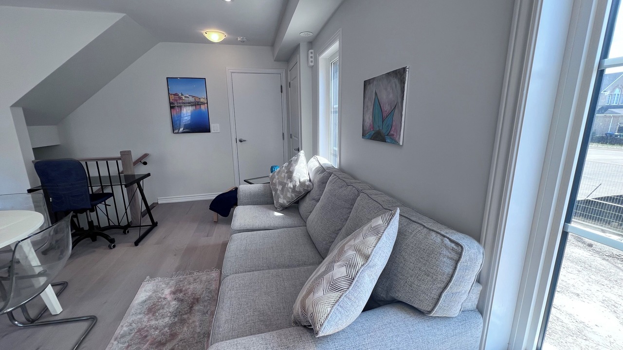 Photo of Livingroom in East Credit