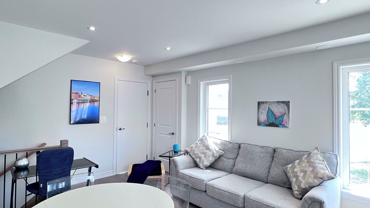 Photo of Livingroom in East Credit