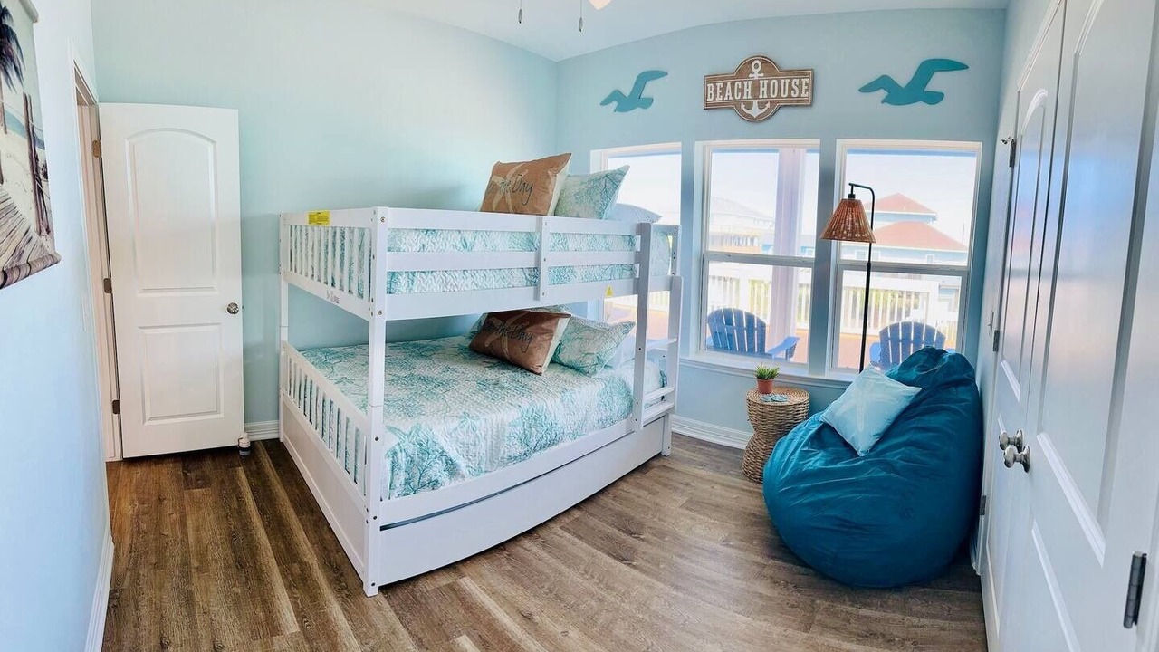Photo of Bedroom in Crystal Beach
