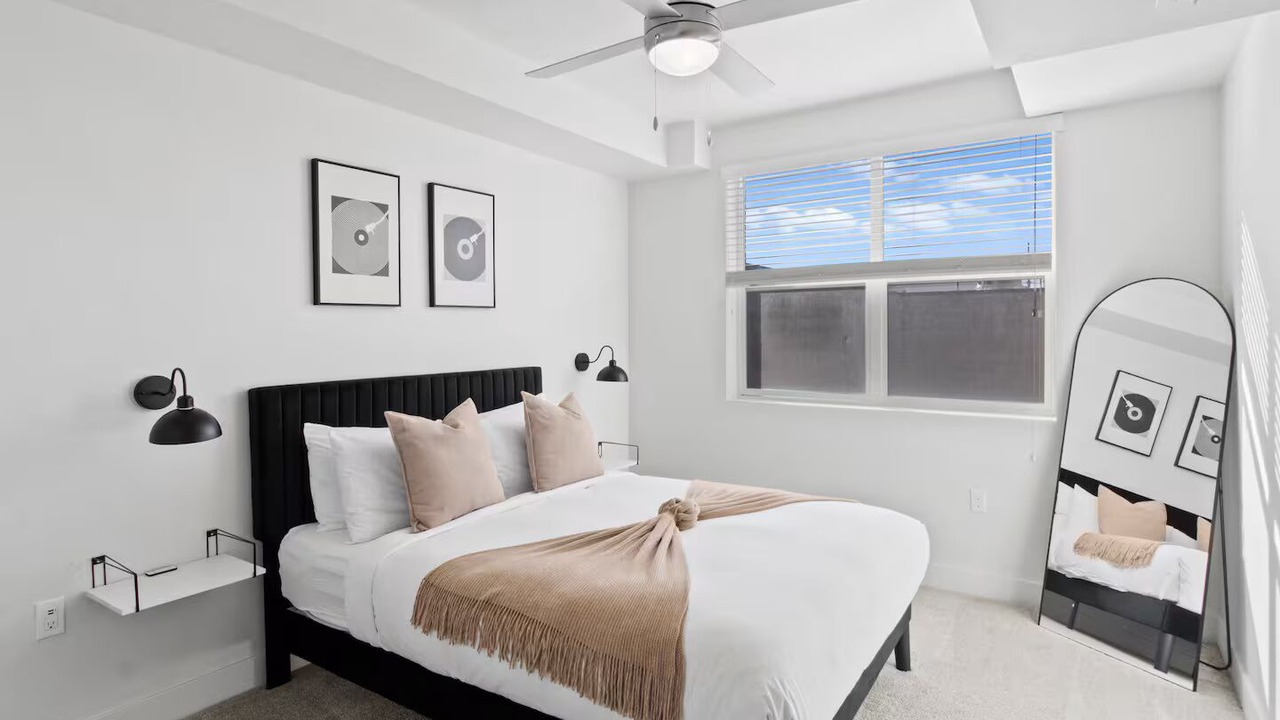 Photo of Bedroom in People's Freeway