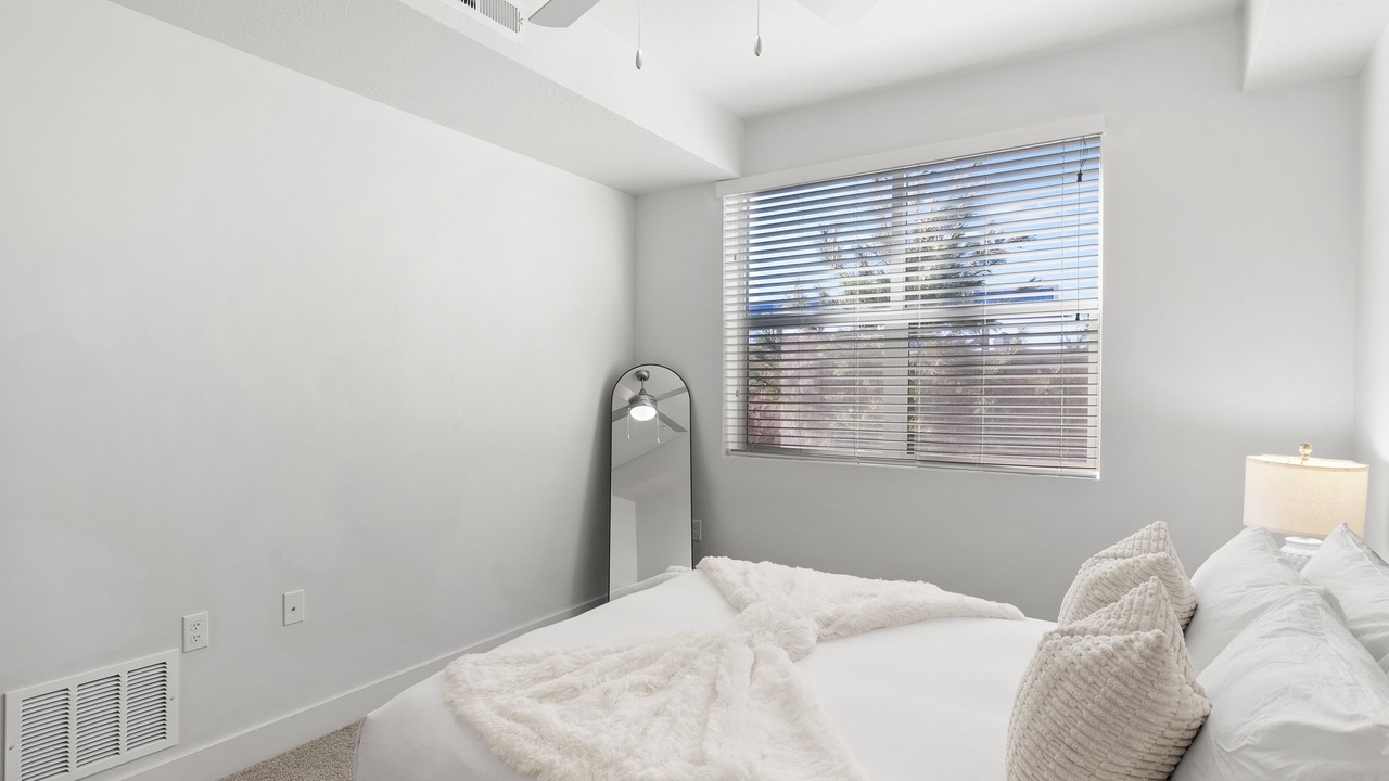 Photo of Bedroom in People's Freeway
