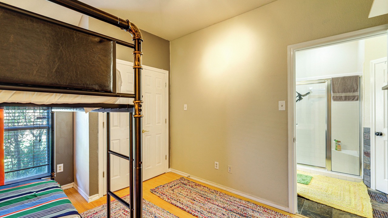 Photo of Bedroom in Crowley