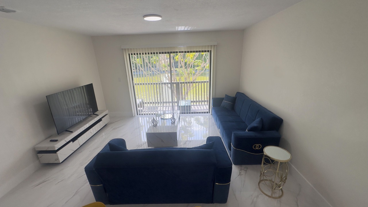 Photo of Livingroom in Lauderhill