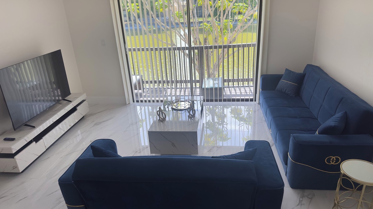 Photo of Livingroom in Lauderhill