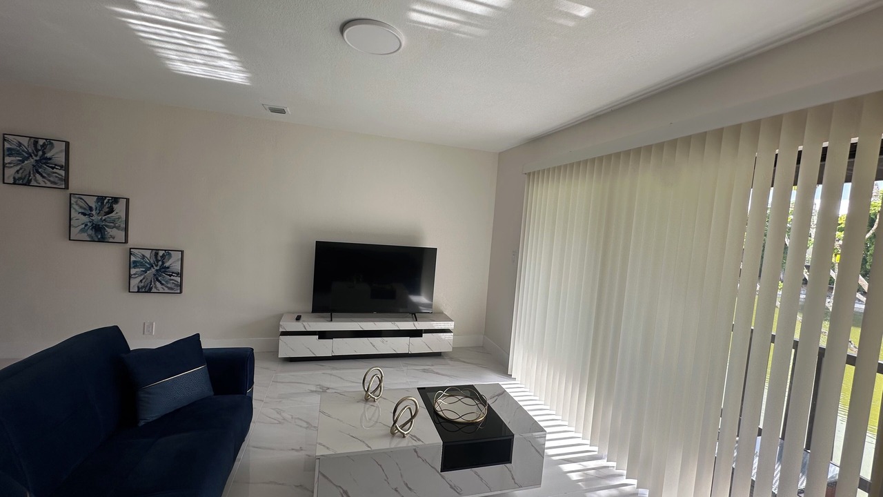 Photo of Livingroom in Lauderhill