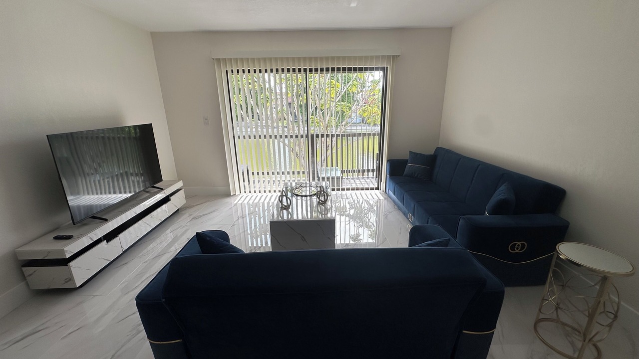 Photo of Livingroom in Lauderhill